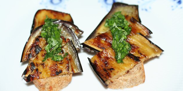 Auberginerne har fået godt med farve under stegningen.