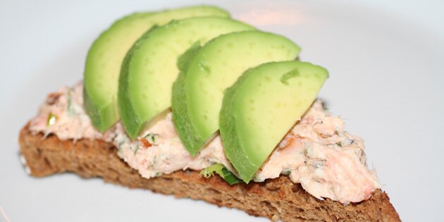 Her er laksemoussen serveret på ristet brød, med avocado på toppen.