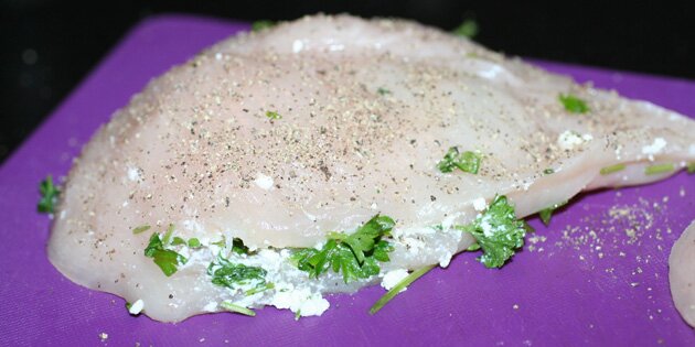 Kyllingefileterne fyldes med feta og persille.