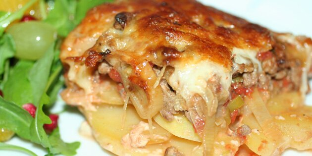 Her er retten serveret med en frisk salat.