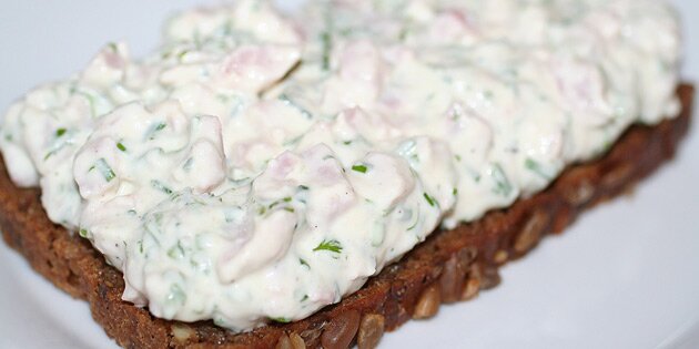 Her serveret på et stykke rugbrød.