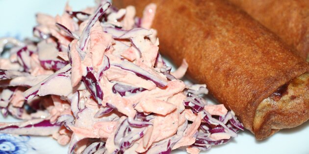 Her er den cremede coleslaw serveret til sprøde forårsruller. Det passer rigtig godt sammen og er dejligt nemt.