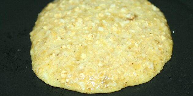 Man kan lige ane kokos, havregryn og banan i dejen.