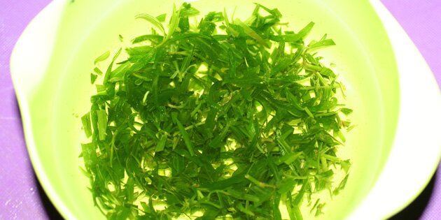 Den hakkede estragon trækker i olien.