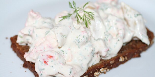 Her på et stykke rugbrød med en kvist dild på toppen.