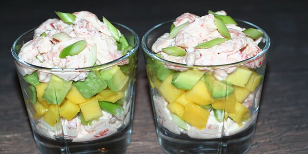 Skaldyrssalat anrettet lagvis med avocado og mango.