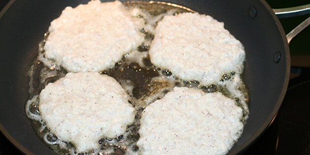 Dejen uden æg steges i små klatter.