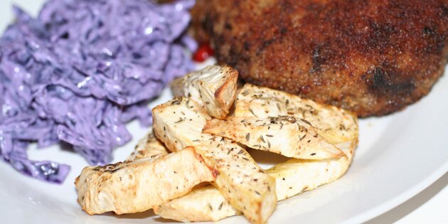 Her serveret med krebinetter og stuvet rødkål.