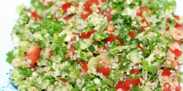 Tomat og quinoa i flot, grønt selskab.