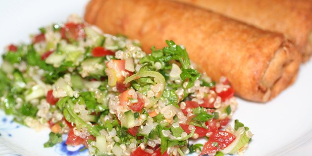 Tabouleh serveret til færdigkøbte ovnruller - det er nem aftensmad.