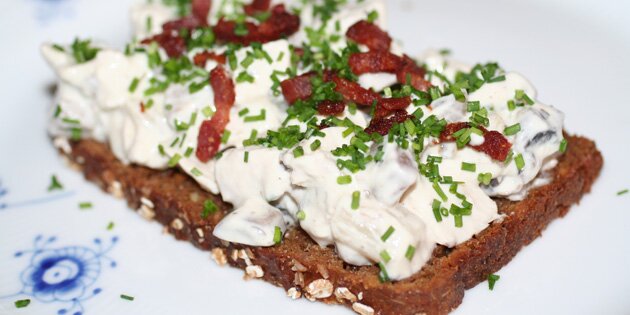 Her serveret på et stykke rugbrød.