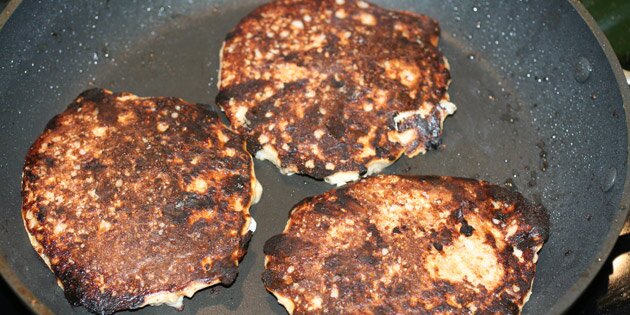 Havregrynspandekagerne er ved at være færdige.