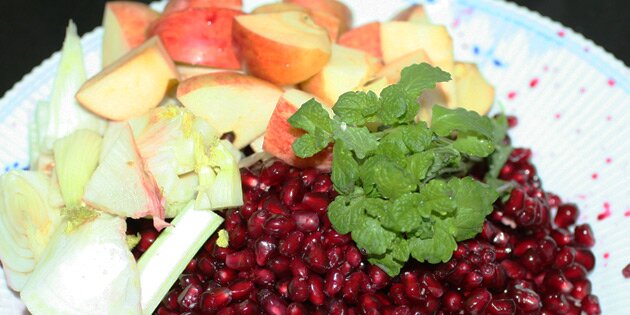 Ingredienserne er klar til at komme i juicepresseren.