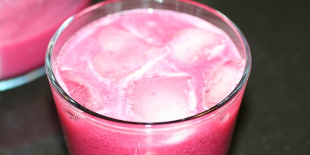 Her serveret med isterninger.