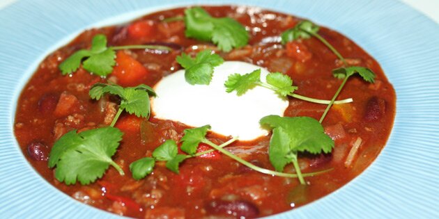 Chili con carne med chorizo samt creme fraiche og koriander på toppen.