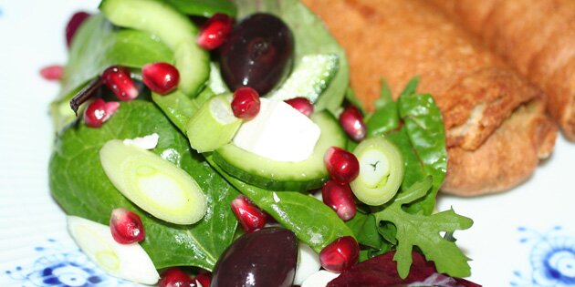 Her er salaten serveret til forårsruller, men den passer til det meste.