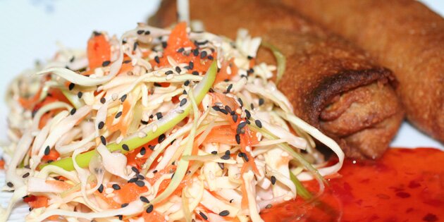 Her er salaten serveret til færdigkøbte ovnruller - det er nem og forholdsvis sund aftensmad.