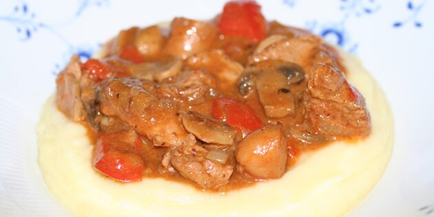 Her serveret med kartoffelmos.