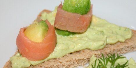 Nem og festlig forret med røget laks og avocado.