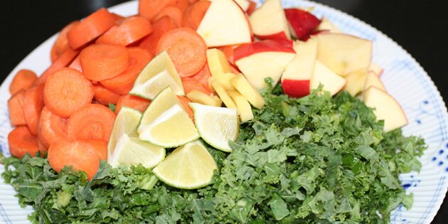 Grønkål, gulerod, æble, lime og ingefær er klar til at blive presset.