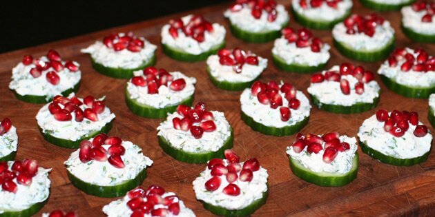 Sund og nem snack med granatæble, flødeost og agurk.