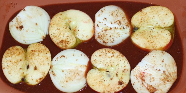 Æbler og løg i bunden.