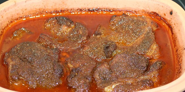 Nakkekoteletterne inden de trækkes fra hinanden.