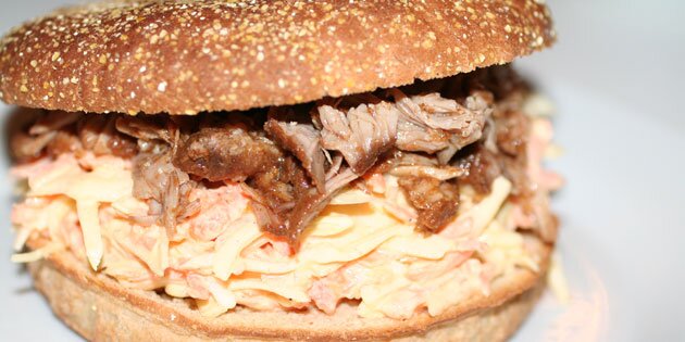 Her serveret i en pulled pork burger med coleslaw.