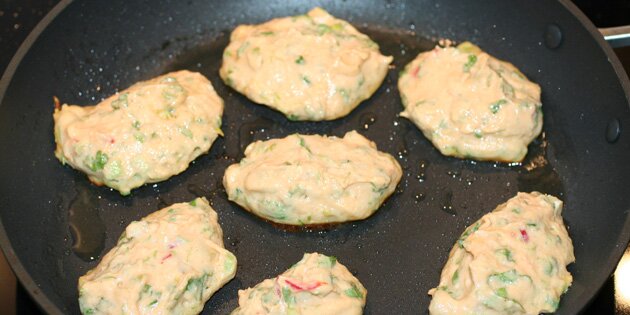 Fiskefrikadellerne steges i rigeligt olie.