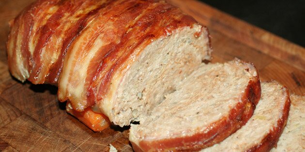 Haren skæres i skiver og serveres.