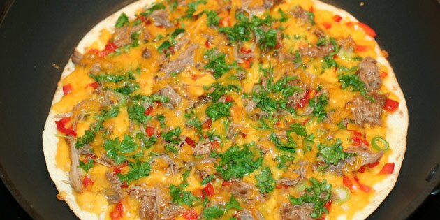 Mere ost og koriander kommes på.