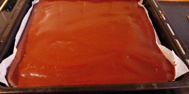 Her er der lige kommet glasur på chokoladekagen.