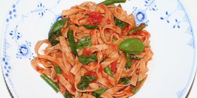 Sund mad med pasta og grønne bønner.
