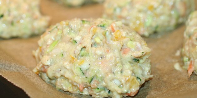 En rå frikadelle helt tæt på.