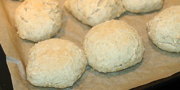 De nybagte boller på bagepladen.