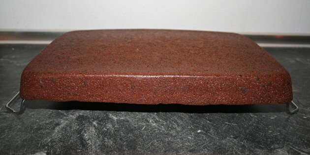 Chokoladestykkerne kan skimtes i den nybagte kage