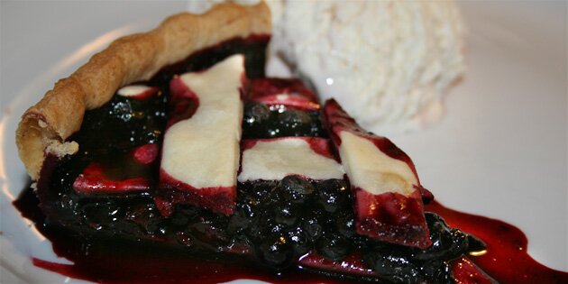 Her er tærten serveret med en kugle vaniljeis.