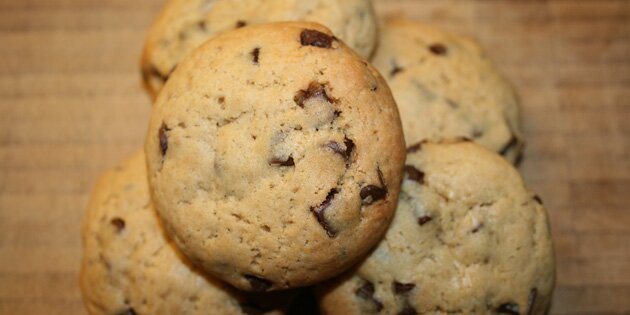 De færdige cookies med chokoladestykker