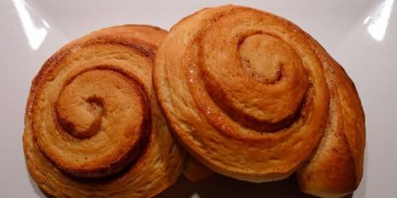 To lækre kanelsnegle klar til servering