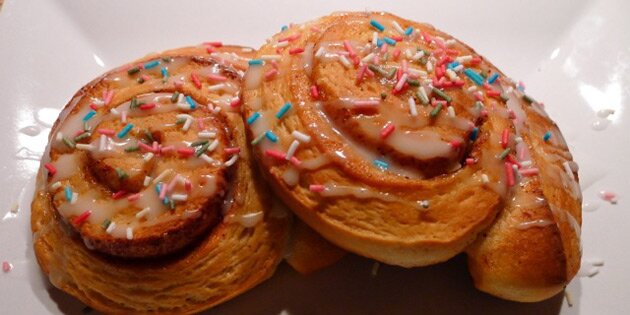 Her er de pyntet med glasur og krymmel