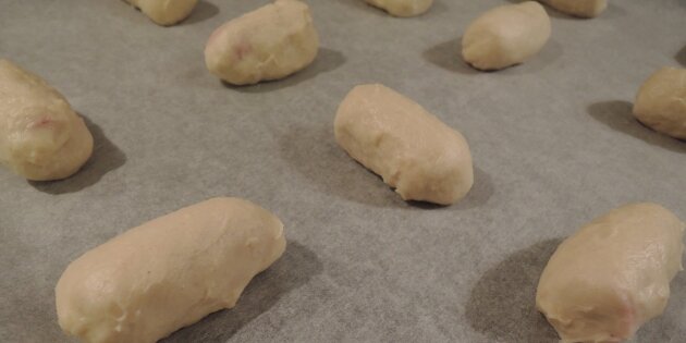 Der skal være en tyndt lag dej omkring pølserne