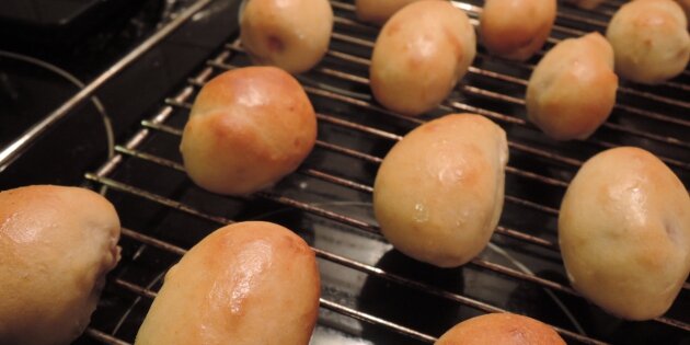 Pølsehornene efter pensling med mælk