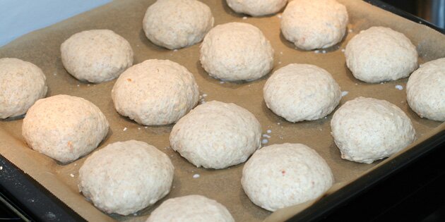 Inden bollerne kommer i ovnen