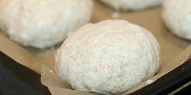 Æblerne kan ses i dejen