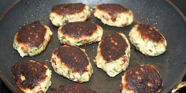 Frikadellerne steges på panden.