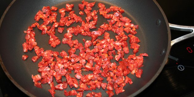 Chorizo steges på panden.