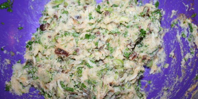 Fiskefarsen røres sammen.