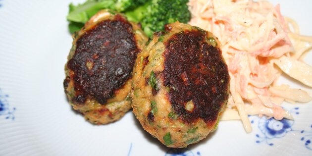 Her er fiskefrikadellerne serveret med coleslaw og kogt broccoli.