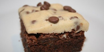 Chokoladekage med cookie dough på toppen.