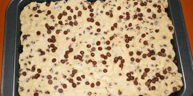 Her er cookie doughen spredt ud over chokoladekagen.